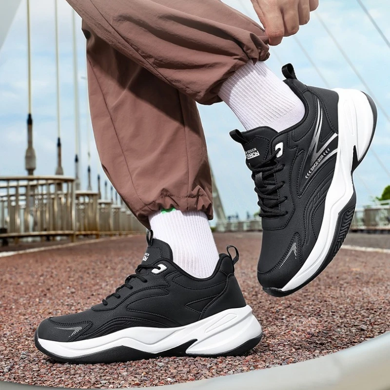 

Мужская спортивная обувь на толстом кожаном верху на высоком каблуке. Прочная, износостойкая. Высококачественная шнуровка. Разноцветный повседневный стиль.