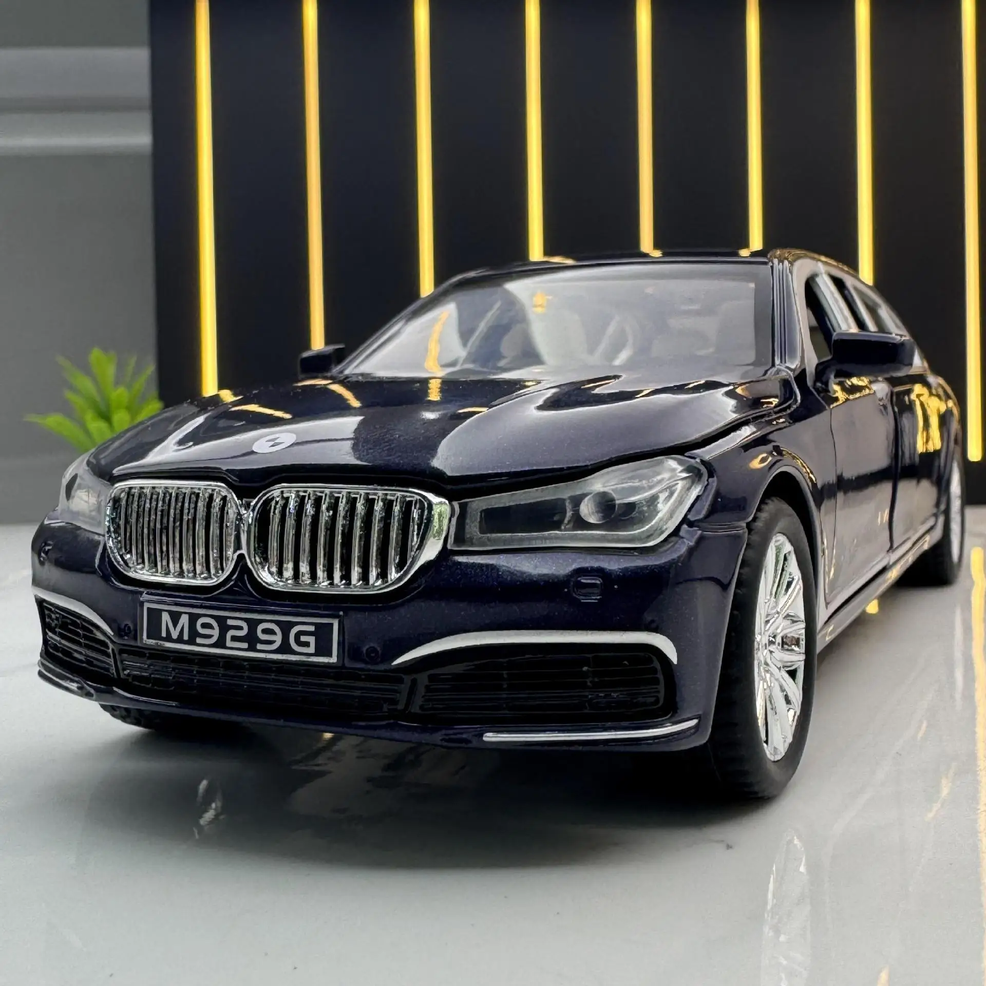 

1:24 760Li седан, литая под давлением модель игрушечного автомобиля, миниатюрная откатная звуковая и световая дверь, открывающаяся коллекция, подарок для мальчиков и детей