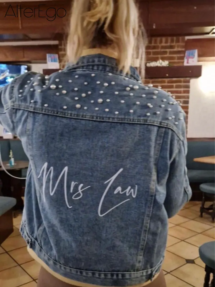 Blaue Hochzeit Datum Jean Jacken Frau benutzer definierte Text Jeans jacke personal isierte Braut Mäntel mit weißen Perlen Frauen schwarze