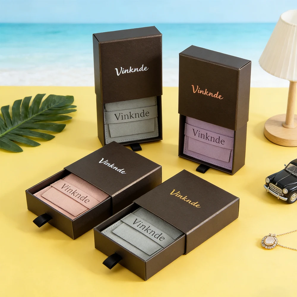 

50 шт./лот 8x8x1,7 см кофейная бумажная шкатулка для драгоценностей с сумкой из микрофира 6,2x6,2 см, серьги, кольца, браслет, чехол, свадебный подарок, ящики