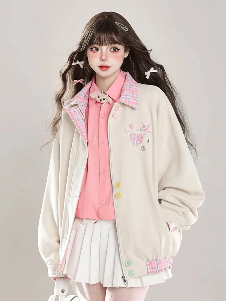 

Винтажная бейсбольная куртка с вышивкой, женская осенняя одежда в консервативном стиле, свободное американское пальто, повседневное пальто большого размера, милая клетчатая лоскутная верхняя одежда, топ