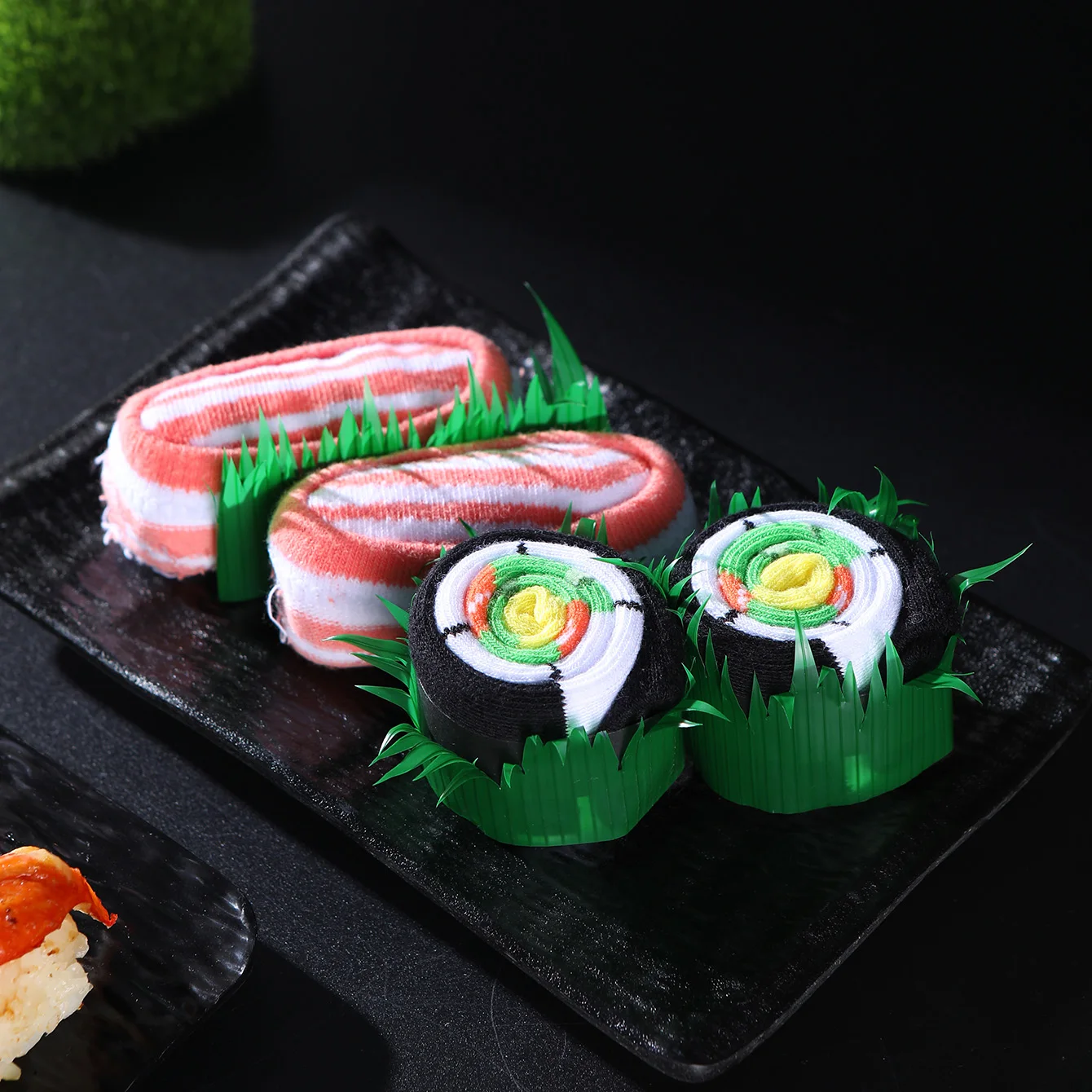 2 Paar mittelhohe Socken für Männer und Frauen, neuartige und lustige bunte Lachs-Sushi-Geschenkbox-Socken, europäische und amerikanische Mode, trendiger Stil, bequem und atmungsaktiv, Party-Casual-Neuheitsgeschenke, Valentinstag, Weihnachten, Weihnachtsmann, Herbst- und Winterstile, ganzjährige Socken, süße und lustige Socken