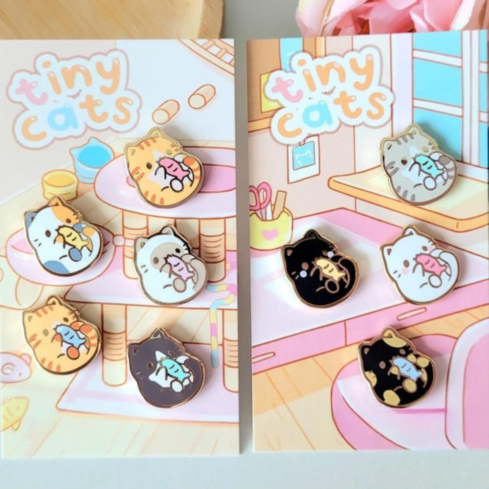 Simpatici piccoli gatti smaltati Spille Kawaii Gattino Pesce Distintivo in metallo Spilla animale cartone animato per accessori di gioielli Regali per gli amanti dei gatti