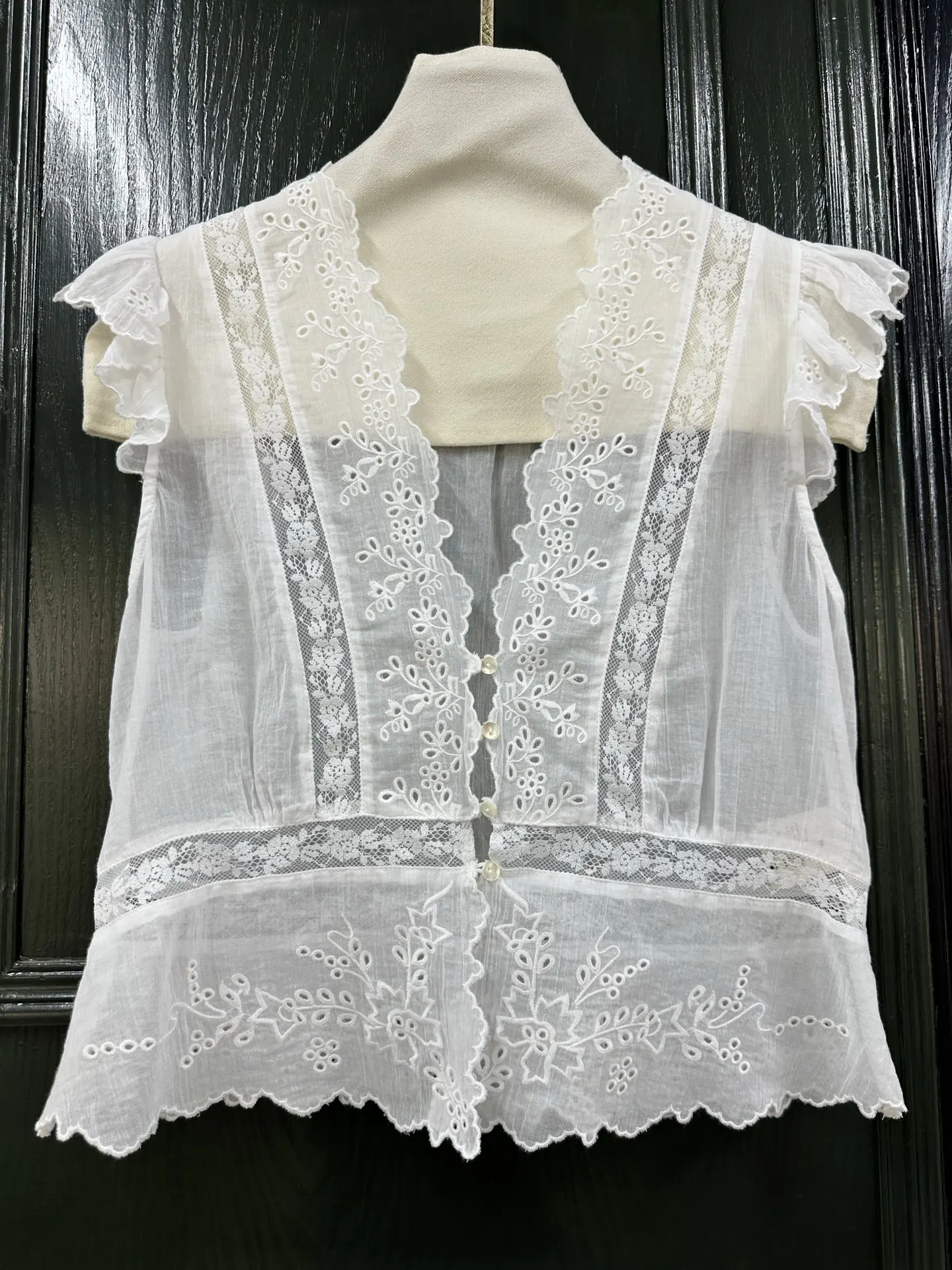 

Embroidery Hollow Out Women White Vest Lace Patch V-Neck Single Breasted Sleeveless Summer 2026 Fashion 100% Cotton Tank Tops