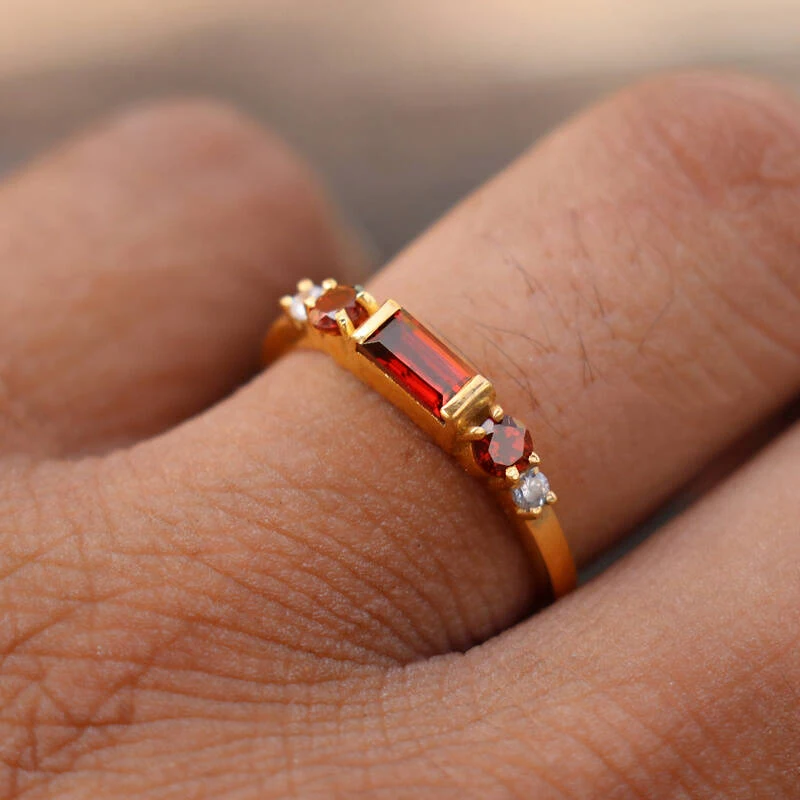 Huitan Vielseitiger Damen-Ring in Goldfarbe, dünnes Zubehör, eingelegt mit leuchtend rotem CZ, eleganter vielseitiger Schmuck für Hochzeit, Party, Damengeschenk – Detail 4