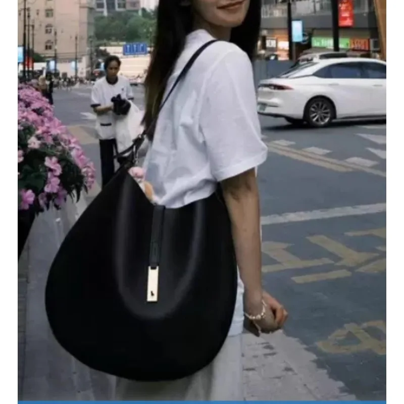 حقيبة كتف نسائية جديدة أنيقة ذات سعة كبيرة على شكل قمر مصنوعة من الجلد عالي الجودة بتصميم مرقع فريد #1