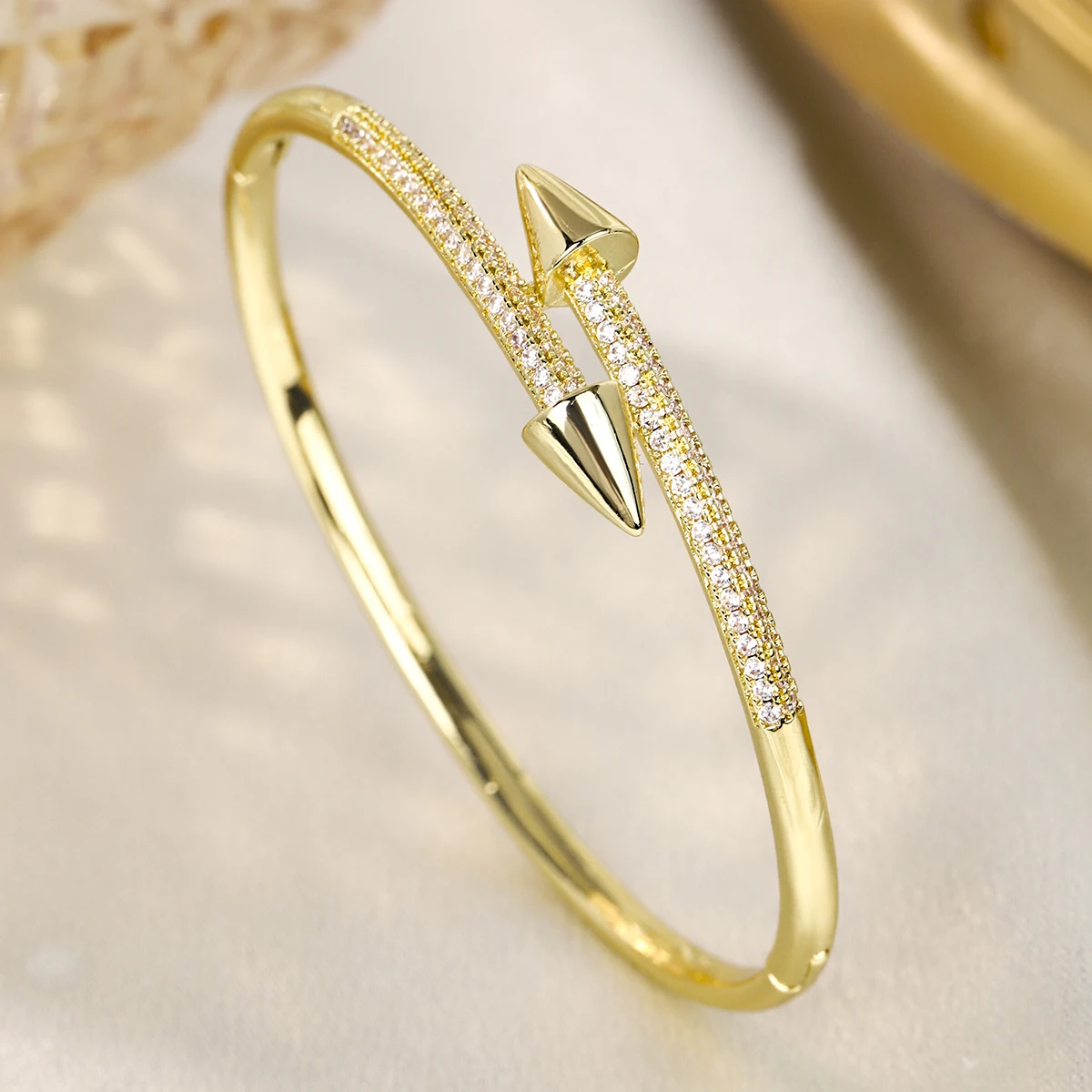 Efily Pulsera delicada de cobre y circonio con tachuelas de moda, brazalete de acero inoxidable para todos los días, joyería como regalo