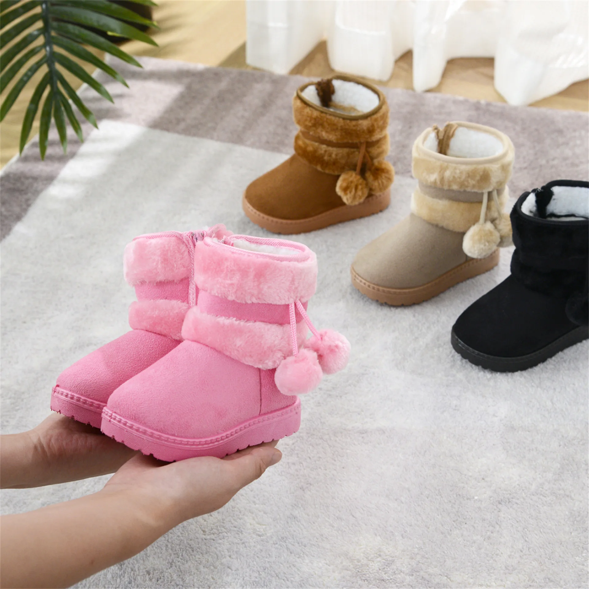 Neue Winterstiefel für Jungen und Mädchen, mit dicker Polsterung und Pompons, rutschfeste, weiche Wildleder- und Baumwollstiefel für Kinder, lässige, modische Stiefel für Babys und Teenager. – Detail 11