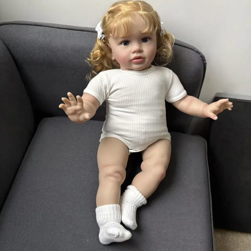 25-calowa ręcznie robiona lalka reborn, realistyczna dziewczynka, z złotymi kręconymi włosami, wielowarstwowa malowana skóra 3D z widocznymi żyłkami.