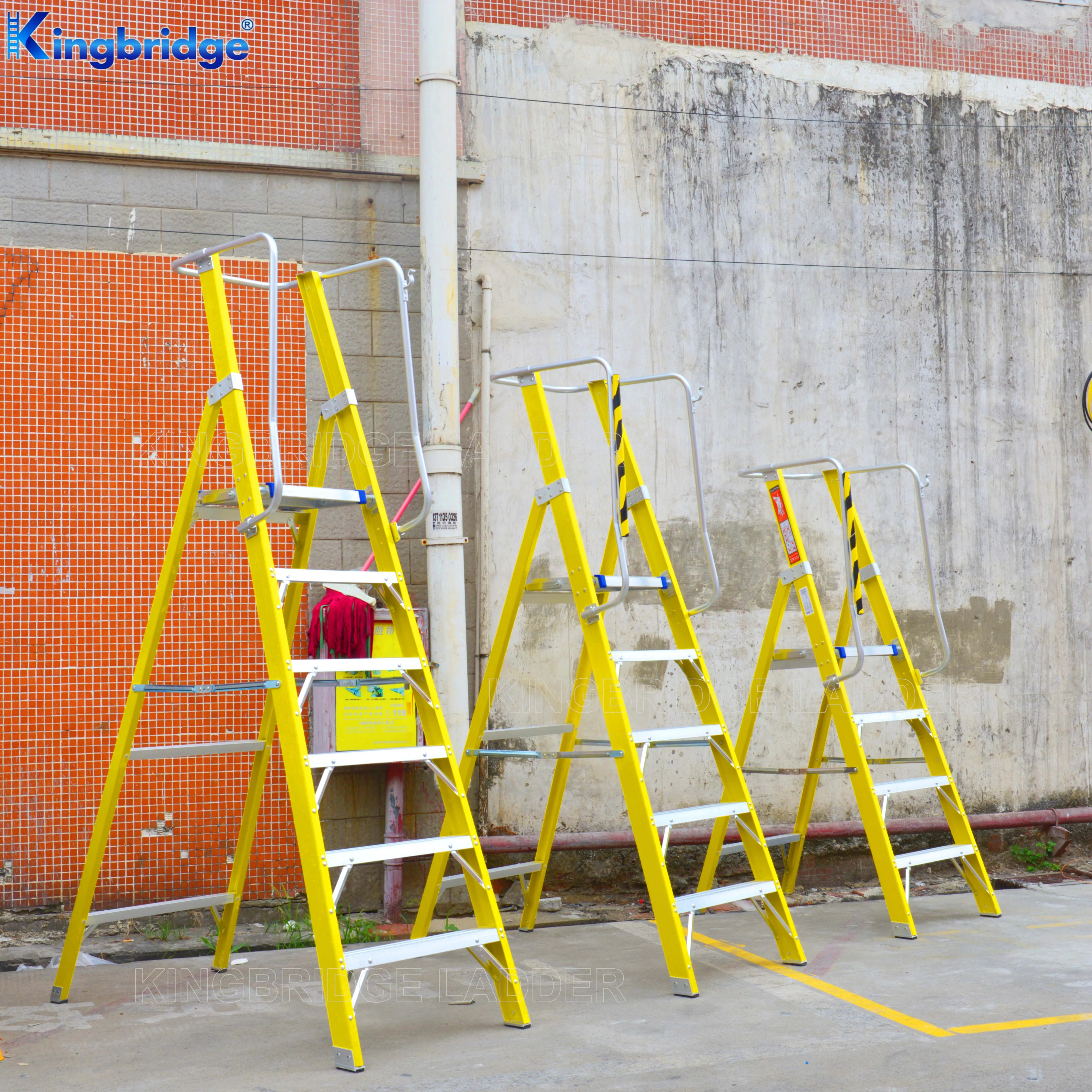 Escalera de plataforma de podio de fibra de vidrio de seguridad móvil de estilo industrial con funciones de aislamiento y plegable de pasamanos