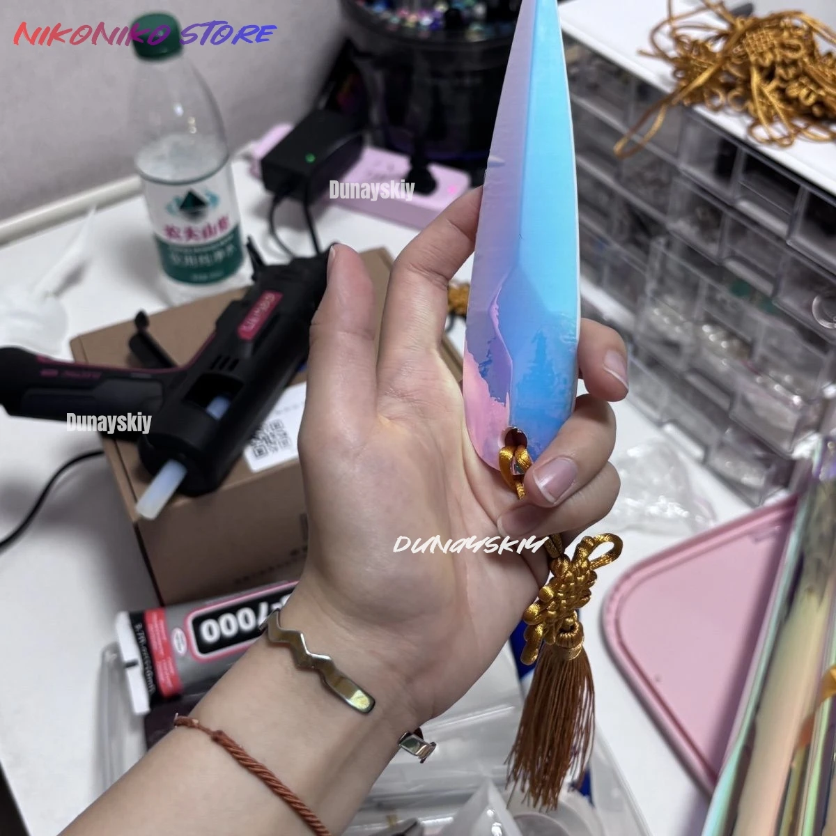 2025 كارتون شيطان هنتر من KPop Zoey تأثيري دارت بوميرانج الأسلحة زي الدعائم الأسلحة النساء الكبار الفتيات هالوين اكسسوارات