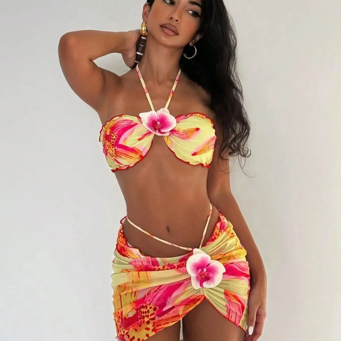 3-teiliges rückenfreies Neckholder-Bikini-Set für Damen, körperbetonte Unterseite mit Aufdruck und Vertuschung, sexy Blumen-Boho-Bademode, Sommer, Strand, Neu