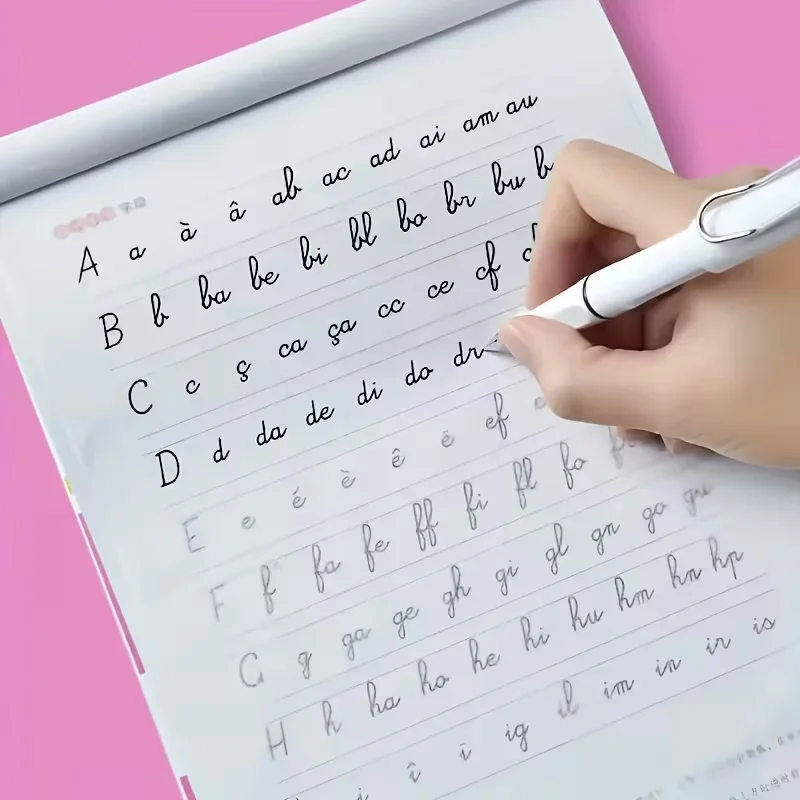 

Обучающий французскую каллиграфию. Внутри в практике искусства письма в стандартном французском почерке.