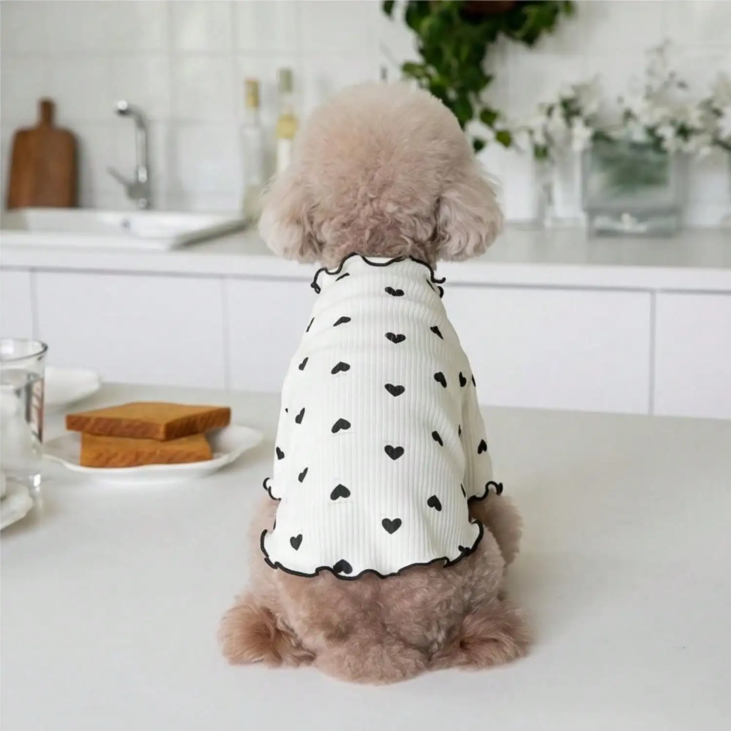 Geripptes Haustier-T-Shirt mit Herz- und Schleifendruck und Rüschenbesatz für kleine Hunde und Katzen – Detail 11