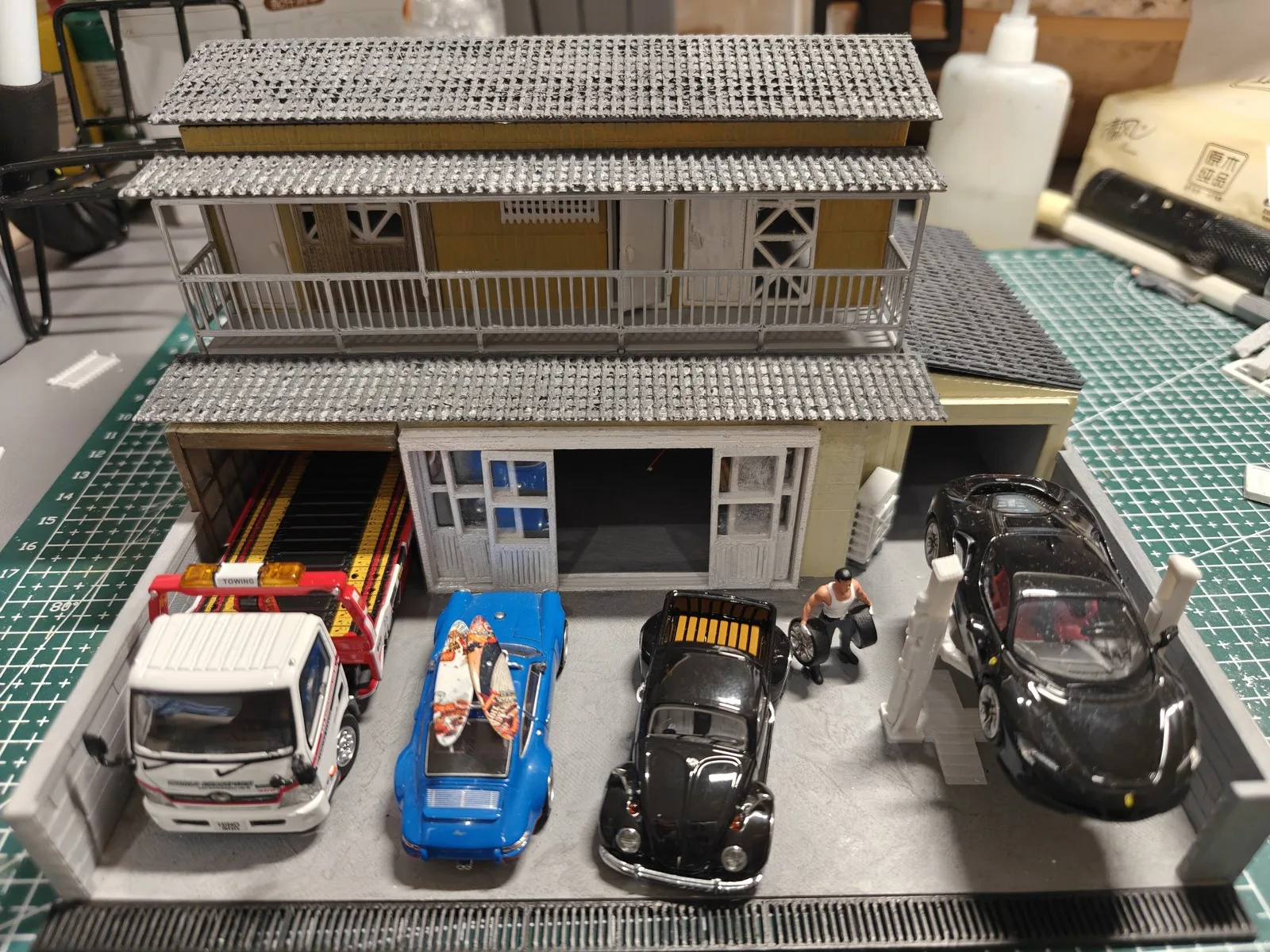 

Diorama 1/64 City Garage Scene Building Model Street Auto Repair Shop Paking Lot Display Model DIY Uncolored Miniature Model