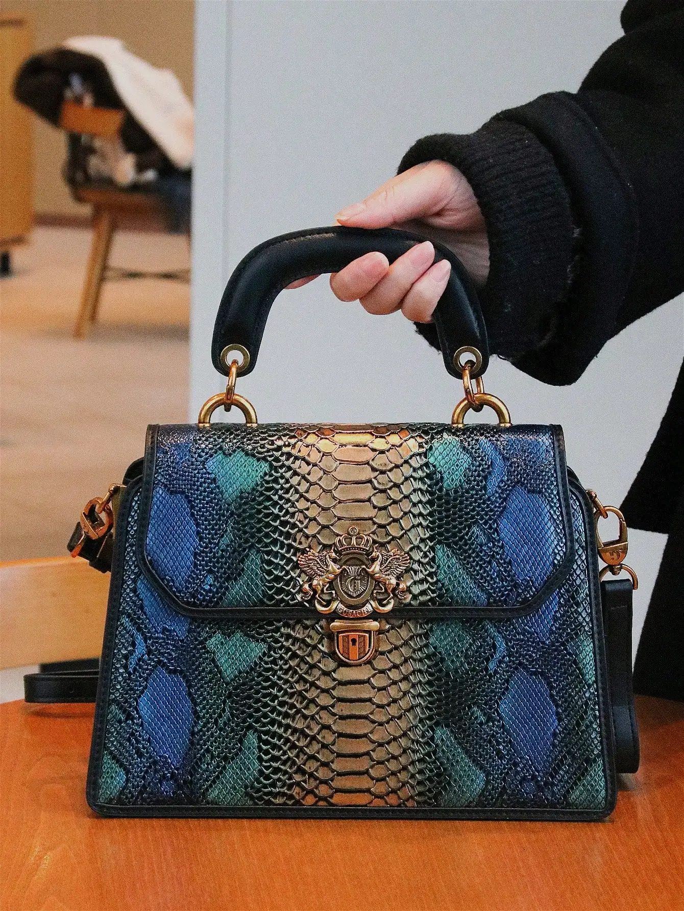 High-end Customized 2025 New Retro Women's Bag, Fashion Trend Heavy Industry Luxury Blue Gold Snake Pattern Lock Handbag Mature view 5