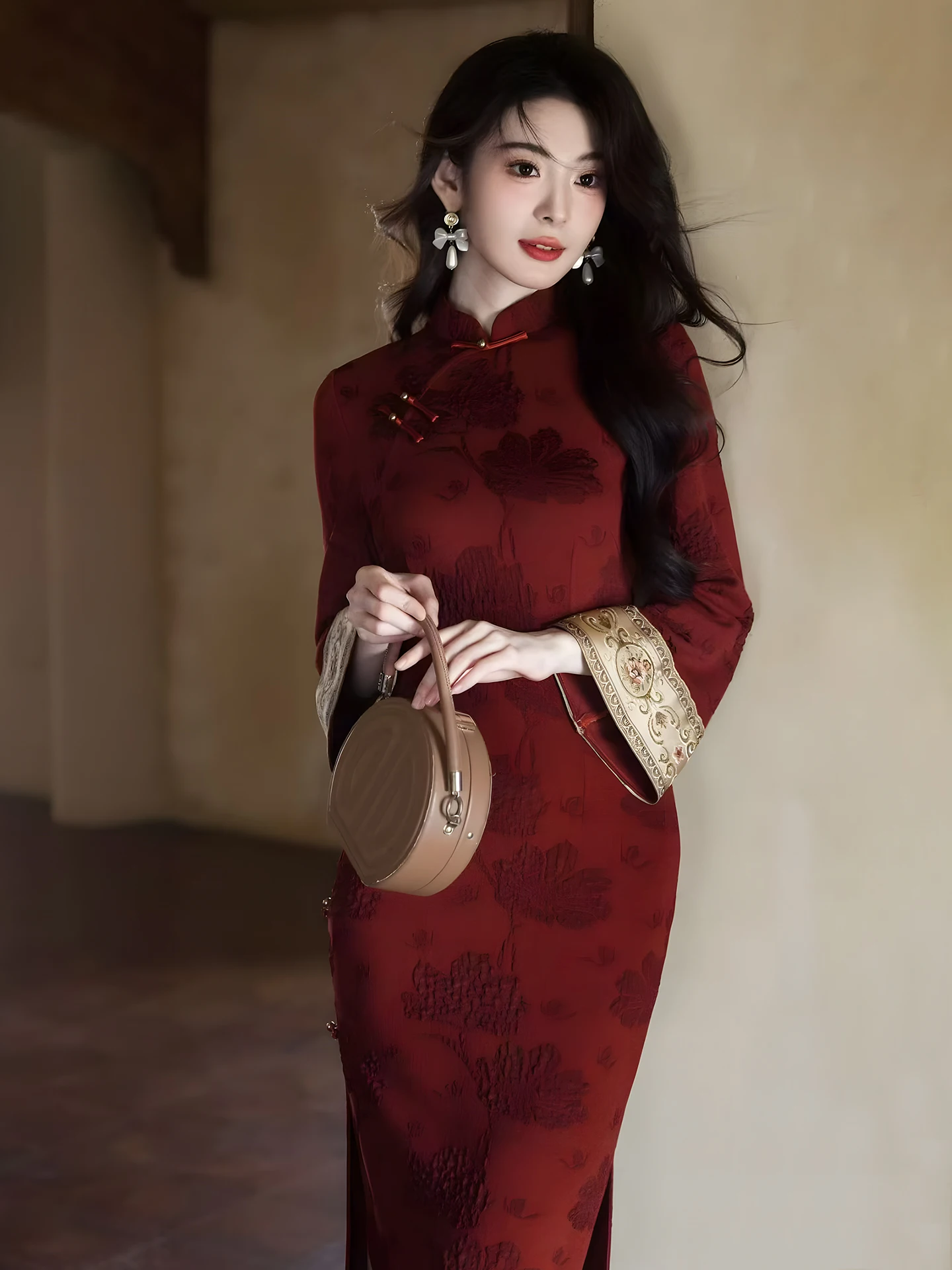 

Красное облегающее ципао с высоким воротником и длинными рукавами, новая китайская версия, для повседневной носки, осень-зима, с цветочным узором