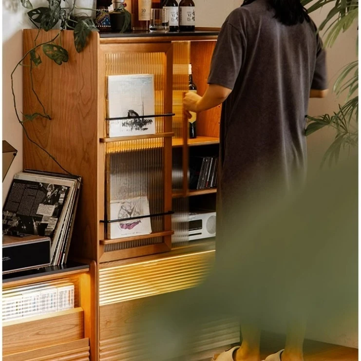 خزانة جانبية صخرية، خزانة تخزين بجوار خزانة تلفزيون، خزانة تخزين من خشب الكرز في غرفة المعيشة، خزانة من الخشب الصلب مقابل