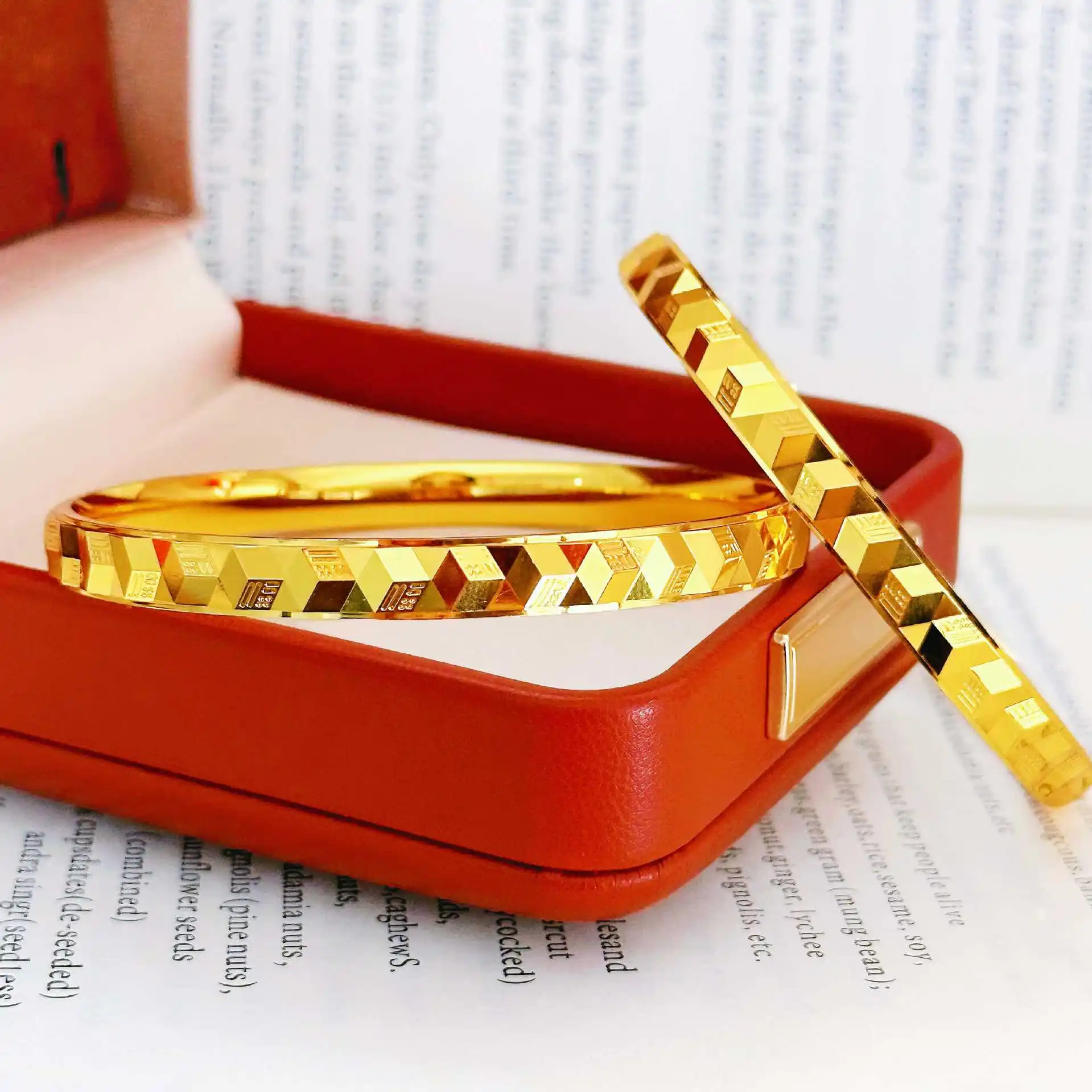 

Изысканный винтажный браслет с 3D-символом Фу, квадратный, для женщин, из золота 24K (AU999), с четкими деталями и тонкой проработкой