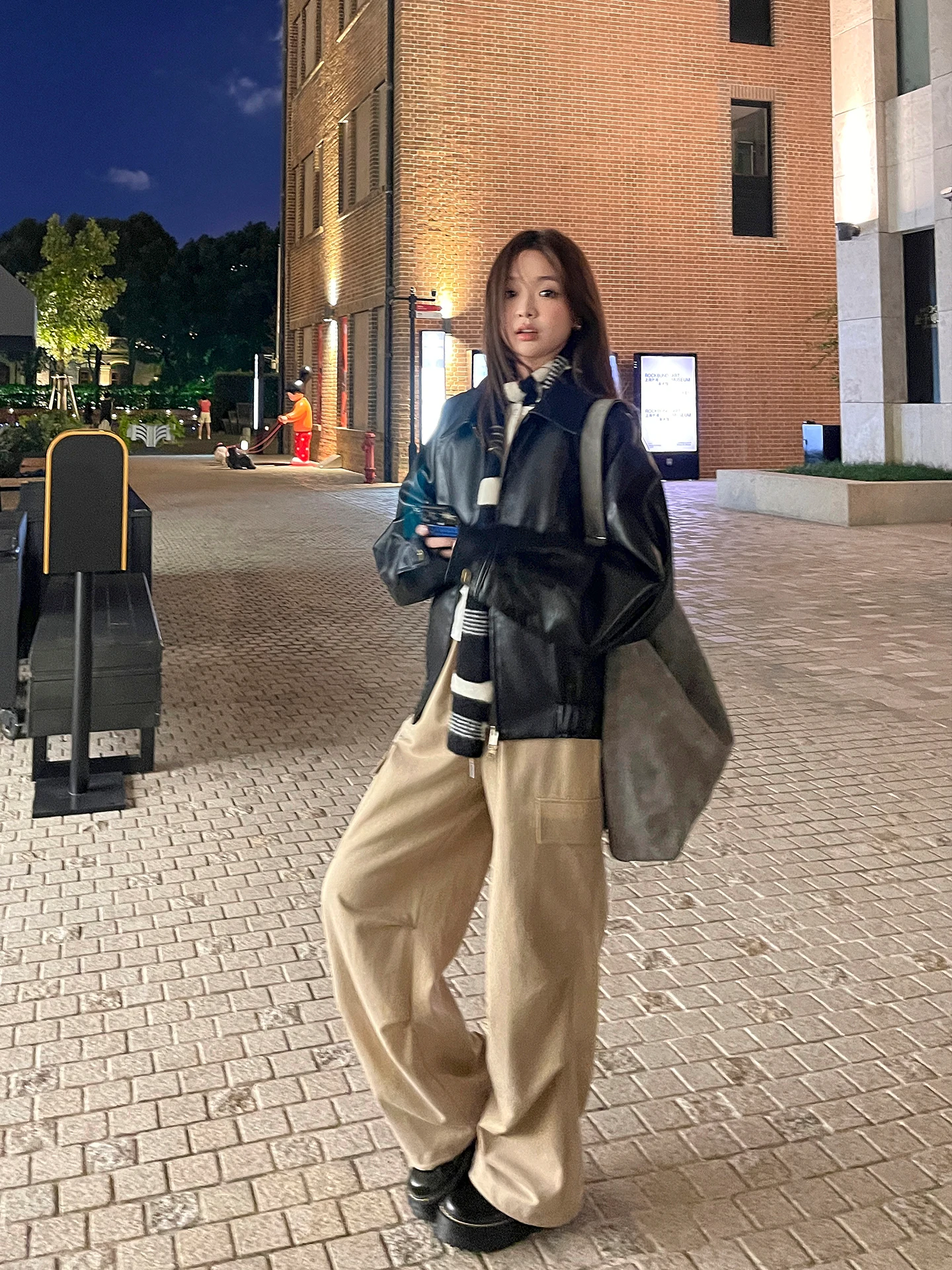 Giacca da moto da donna in pelle PU nera autunnale 2025 con colletto e design a perla, stile pendolare