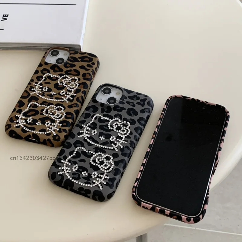 Sanrio Hello Kitty Handyhülle mit Leopardenmuster und Strass-Design, geeignet für iPhone 16 15 14 Pro Max 13, Nischen-Handyhülle für Damen