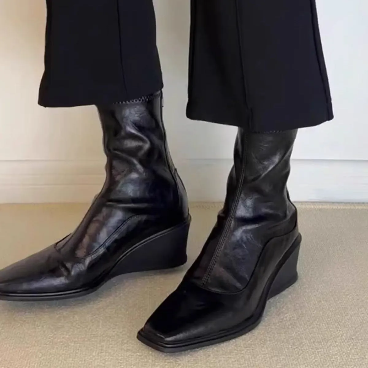 

Короткие женские ботинки на танкетке с молнией сзади, осенние тонкие ботинки с квадратным носком, новые модные черные кожаные ботинки на резинке