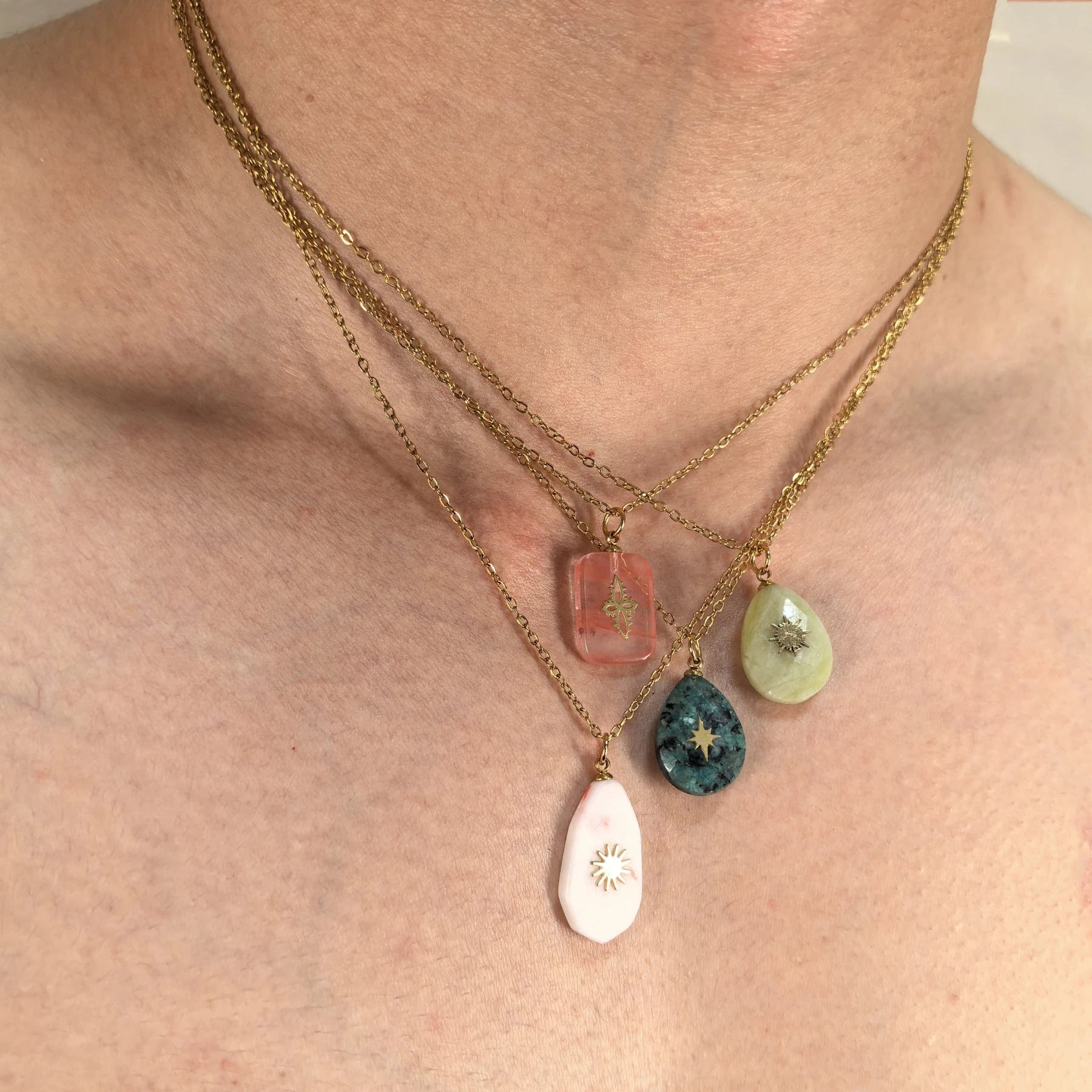 

Natural Stone Inlaid With Gold Charm Pendants Summer coolness Necklace Stainless Steel Clavicle Chain Cool Fashion Jewelry Gift