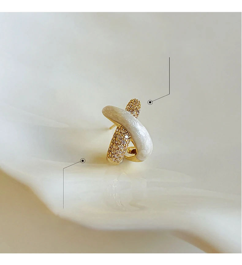 Elegante weiße Emaille-Ohrstecker mit Mikro-Zirkonia-Besatz in Goldfarbe für Damen – stilvolles High-End-Schmuck-Accessoire für Partys – Detail 16