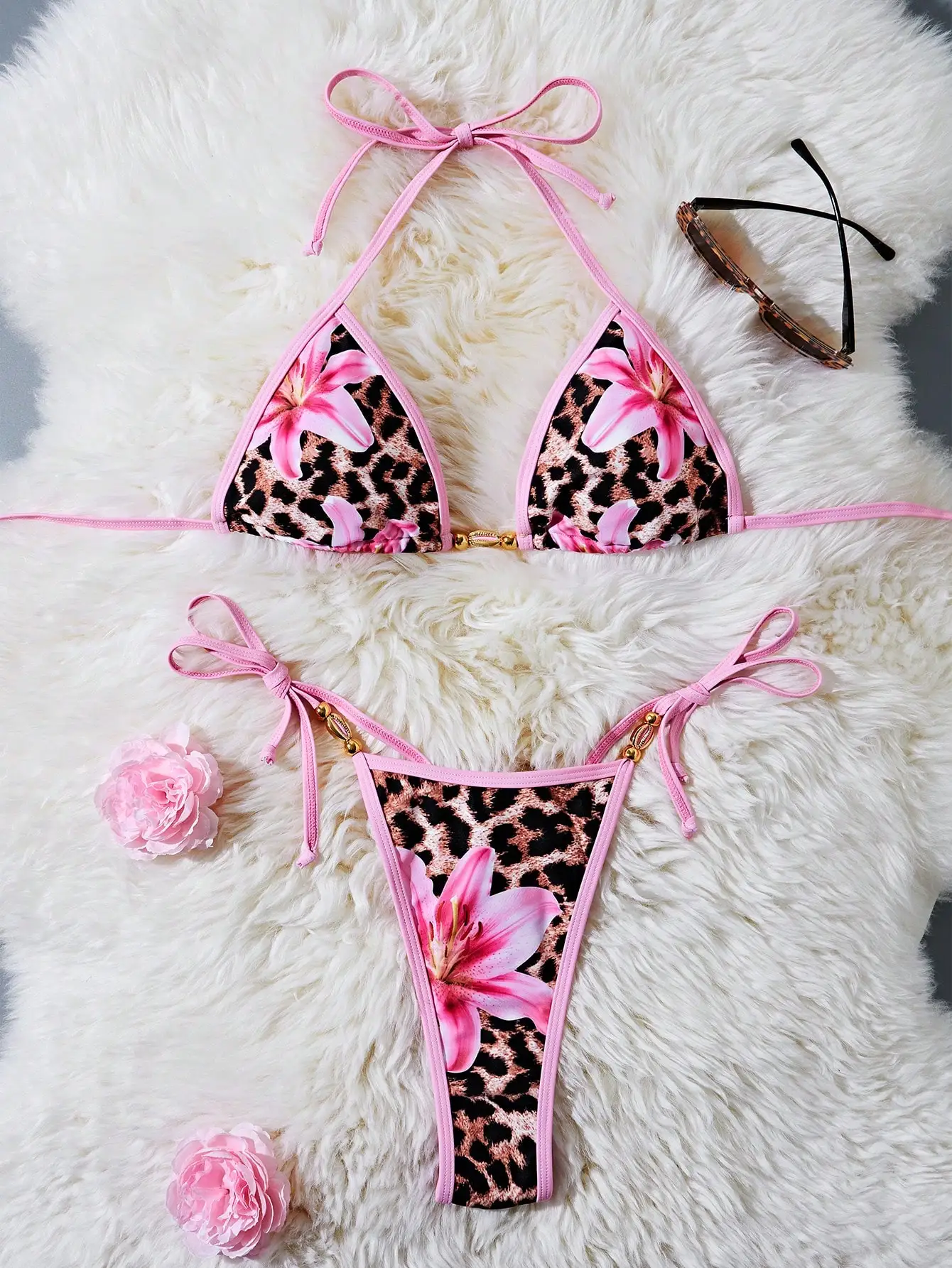 

Розовый комплект бикини с леопардовым цветочным принтом и золотистыми аксессуарами для пляжного отдыха