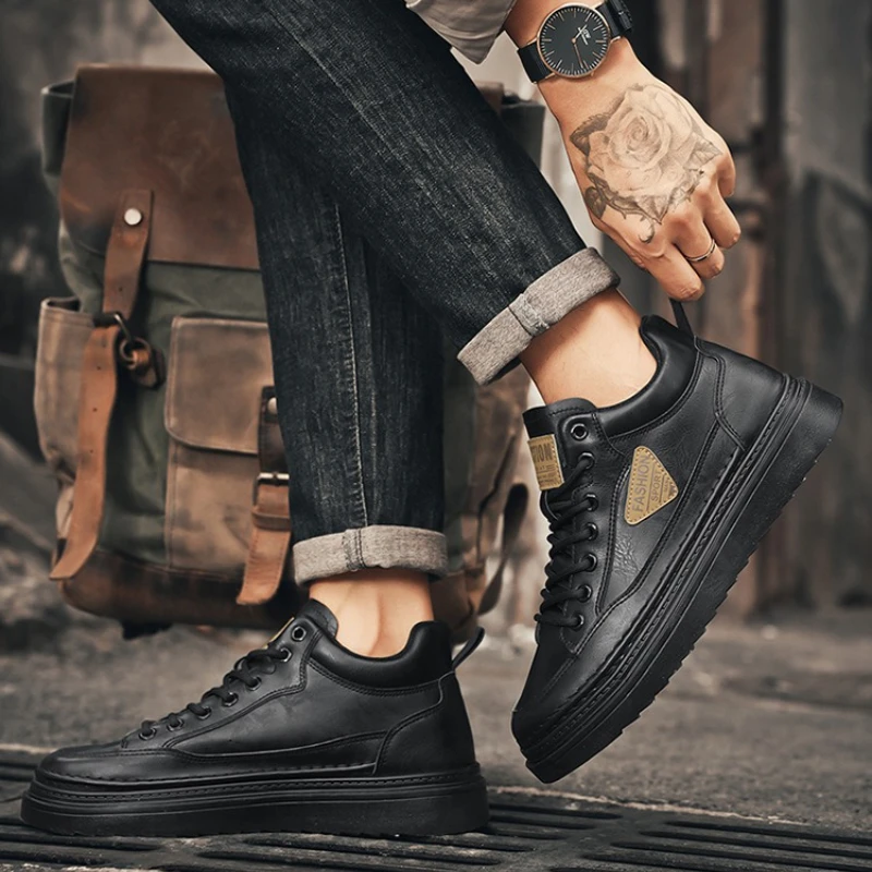 أحذية رجالية موضة أحذية جلدية عالية الجودة 2026New أحذية رياضية من الجلد غير رسمية الدانتيل يصل حذاء من الجلد للرجال منصة عدم الانزلاق الجوارب