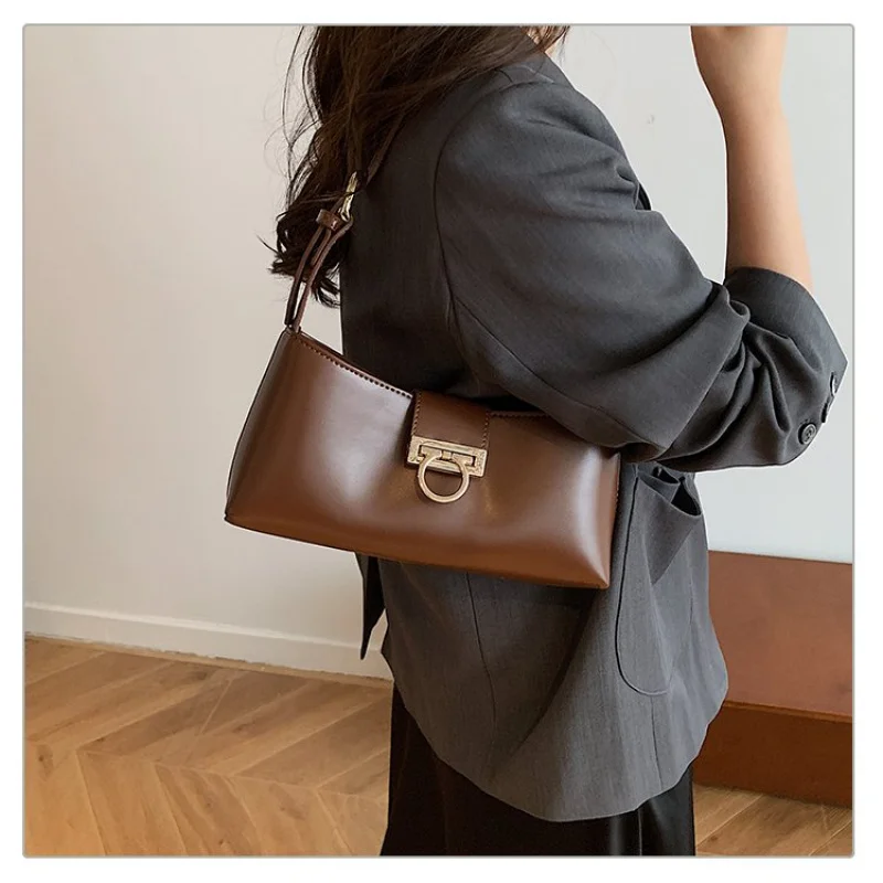 

Elegant Women's Messenger Bag With Fine Leather Classic Paris Neat Lightweight Commuter Daily Design​