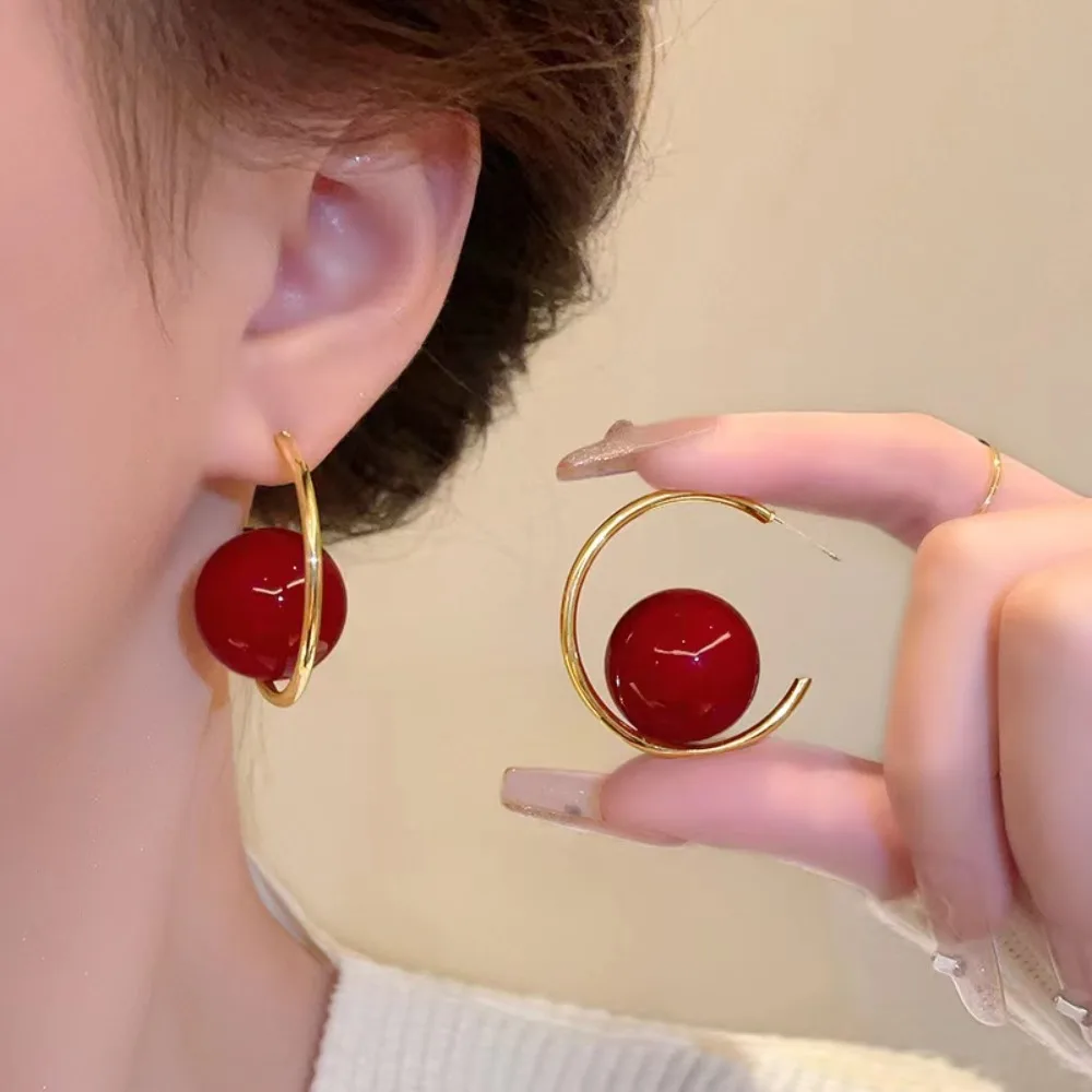 Orecchini di perle grandi rosse 2024 nuova moda coreana imitazione orecchini a cerchio retrò francesi a forma di C per regali di gioielli di moda da