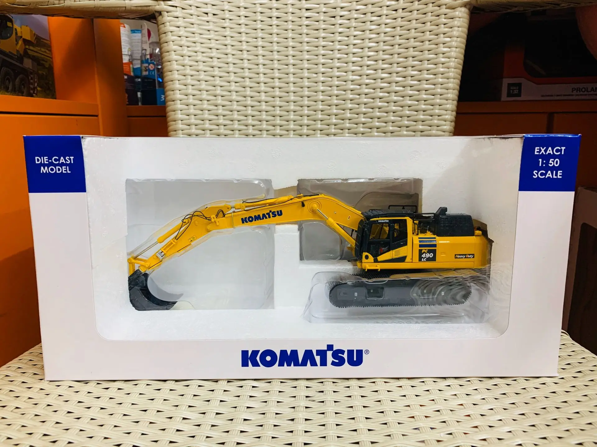 

Komatsu PC490LC-11 Excavator 1:50 Scale Die-Cast Model UH8120 New