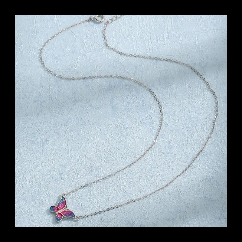 الرجعية S925 الفضة الاسترليني مسحوق أزرق جديد تغيير تدريجي الايبوكسي فراشة قلادة الأزياء الخفيفة الفاخرة عالية الشعور قلادة ومي