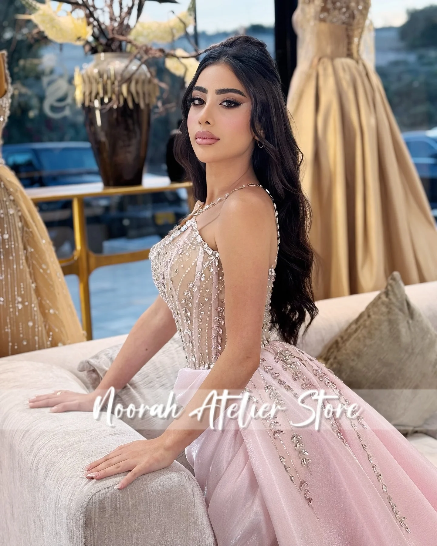 Nuevos Vestidos de Noche de lujo con cuello Halter y cuentas de color rosa brillante para mujer, vestido de novia plisado con abertura, Vestidos largos de Arabia Saudita personalizados