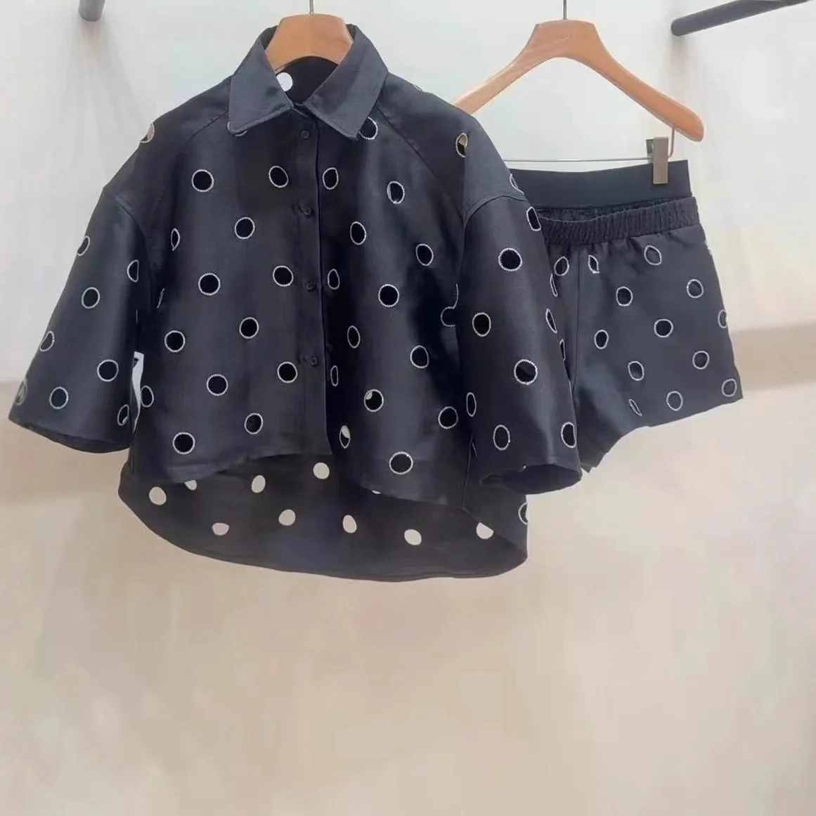 Costume deux pièces décontracté noir pour femmes, avec chemise ajourée à manches courtes ou short décontracté