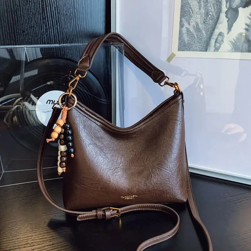 

Высококачественная нишевая женская сумка в стиле ретро из мягкой кожи, новая модная и универсальная сумка через плечо на одно плечо для поездок на работу.