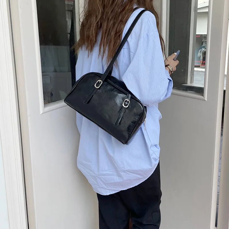 

2026 Spring Green Commuter Shoulder Bags for Women Luxury Designer Handbags Pure Color Causal Pillow Underarm Bag Black White