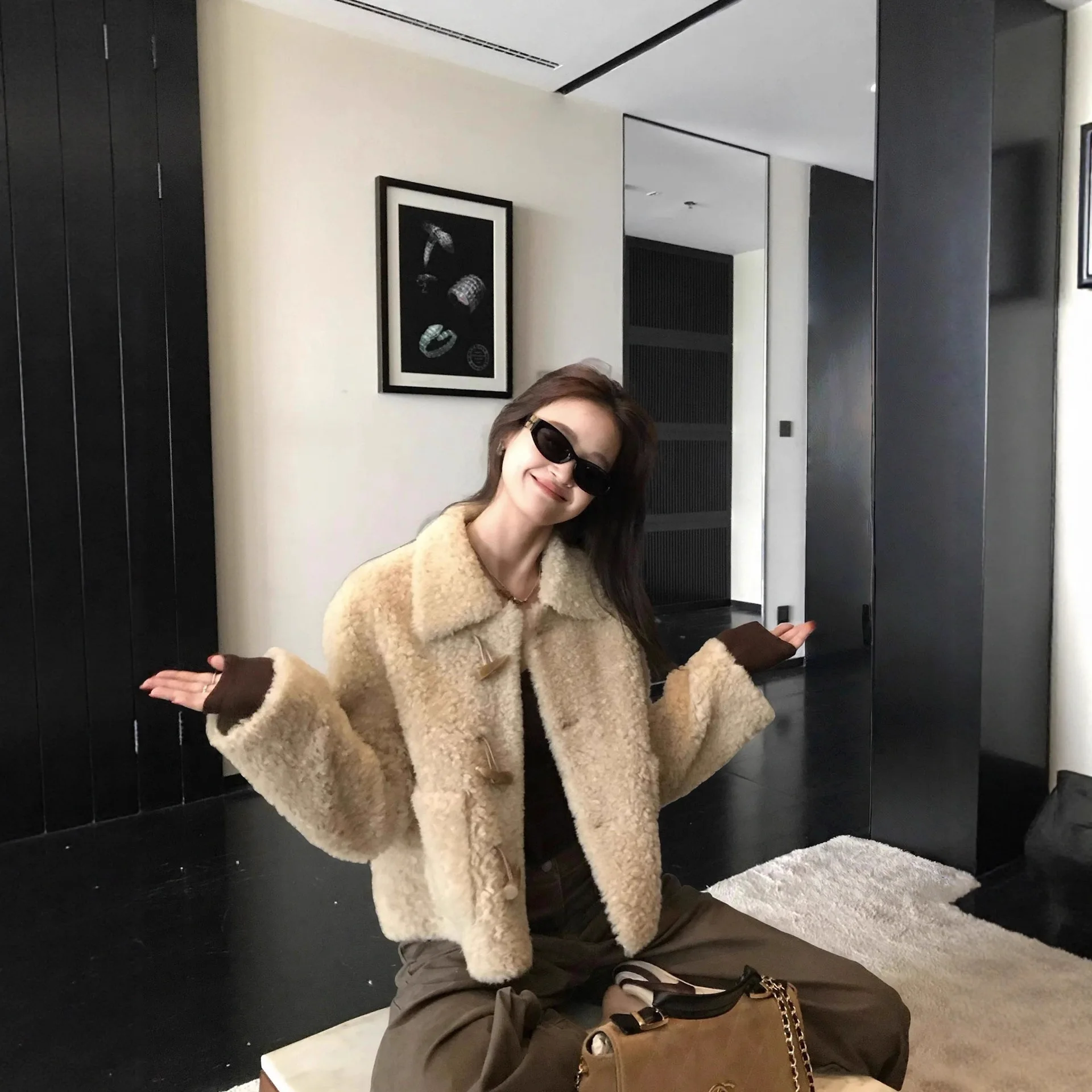 

Short Cow Horn Button 100 Sheep Fur Grass Coat for Women In Autumn and Winter 2025 Lamb Fur Jacket