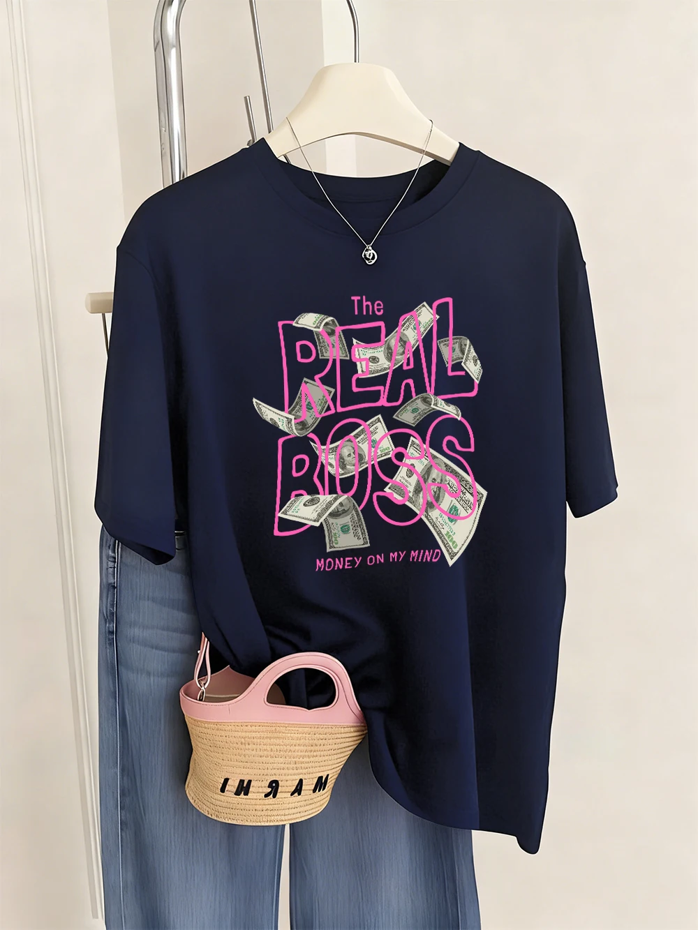 The Real Boss Money On My Mind Print T-Shirts Damen Basics Lockere Kurzarm-Tops O-Ausschnitt Weiches T-Shirt Sommer Damenbekleidung