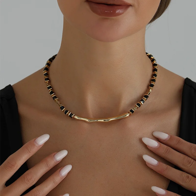 Collar choker minimalista chapado en oro con cuentas de esmalte negro, colgante de barra curva irregular, joyería para el cuello para mujer, uso diario, regalo.