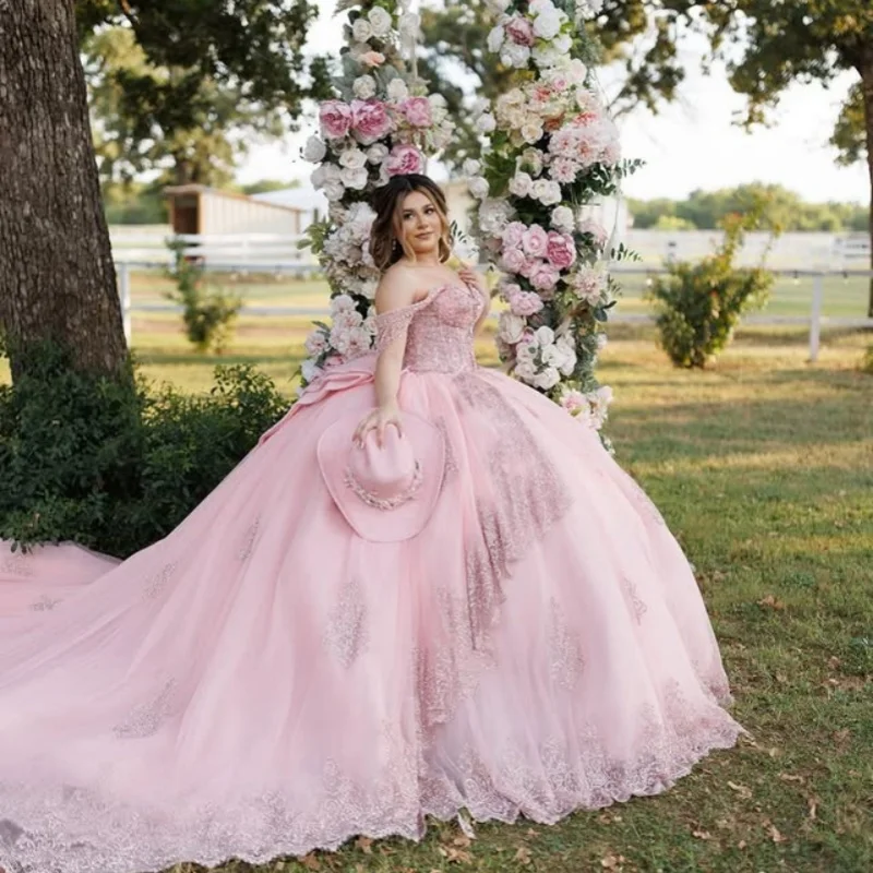 Sukienki Quinceañera na zamówienie, błyszczące, w kolorze jaskrawego różu, z odkrytymi ramionami, cekinową aplikacją, tiulową długą treną, kokardą, Vestido 15 Quinceañera