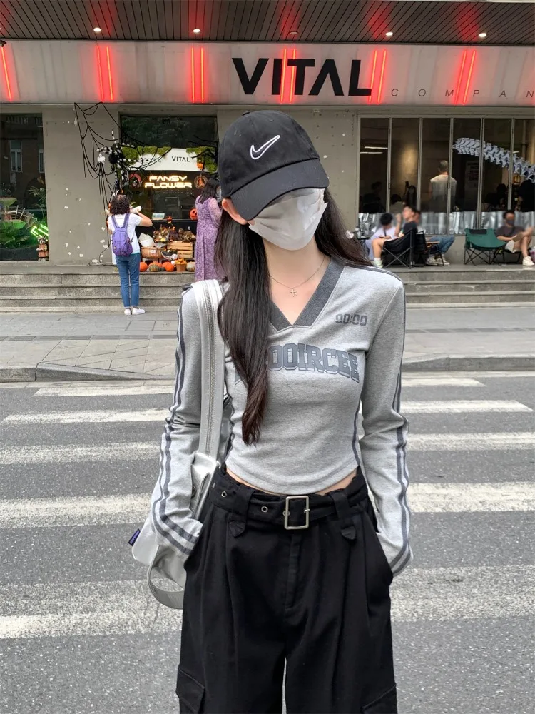 Camisetas recortadas con estampado de letras para Mujer, camisetas de algodón ajustadas y elegantes de manga larga con cuello en V, Tops a rayas laterales a la moda coreana para Mujer