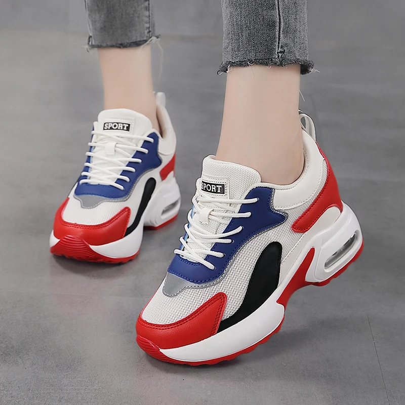 Women\'s color blocked height increasing sports shoes are breathable, comfortable, shock-absorbing, and casual sports shoes