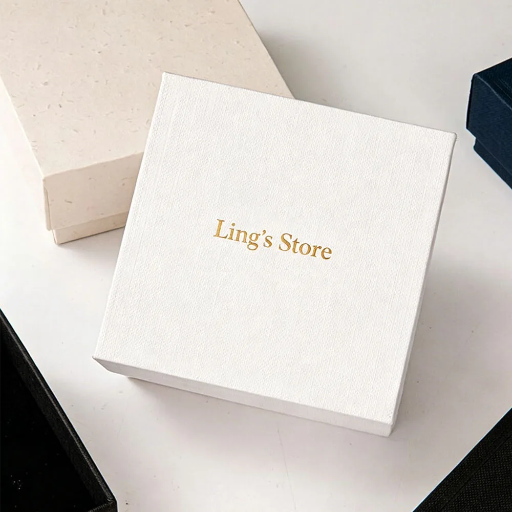 24 Stück Personalisierte Logo-Schmuckboxen 9x9x3,5cm aus Strukturpapier mit Deckel für Hochzeiten, Ohrringe, Halsketten, Anhänger, Armbänder und Ohrstecker – Detail 4