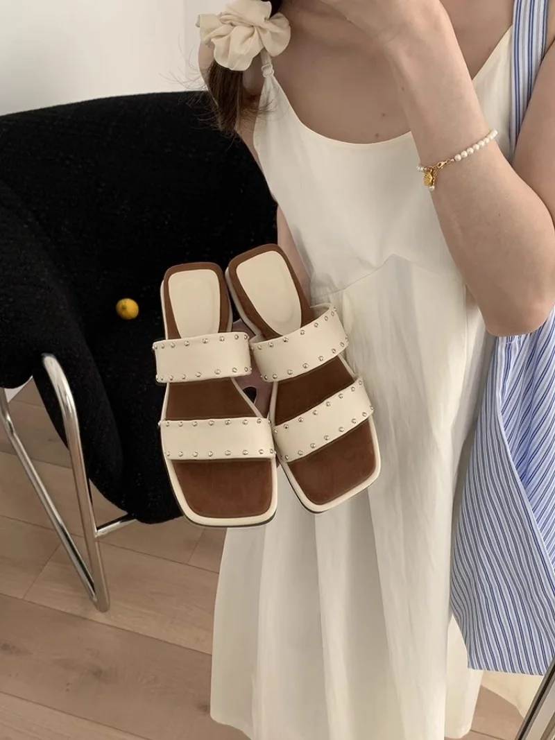 

2023 летние новые женские уличные тапочки с квадратным носком на танкетке, толстая подошва с заклепками, уличные женские повседневные сандалии в стиле панк