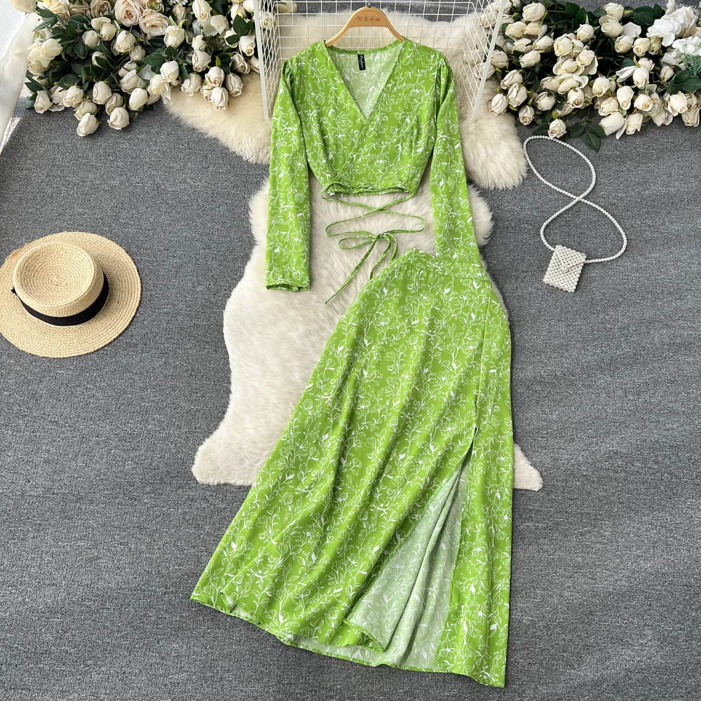 

2025 Spring And Autumn Holiday Style Retro Floral Suit Women's Long Sleeve French Slim V-Neck Top + Slit Skirt Two-piece Set