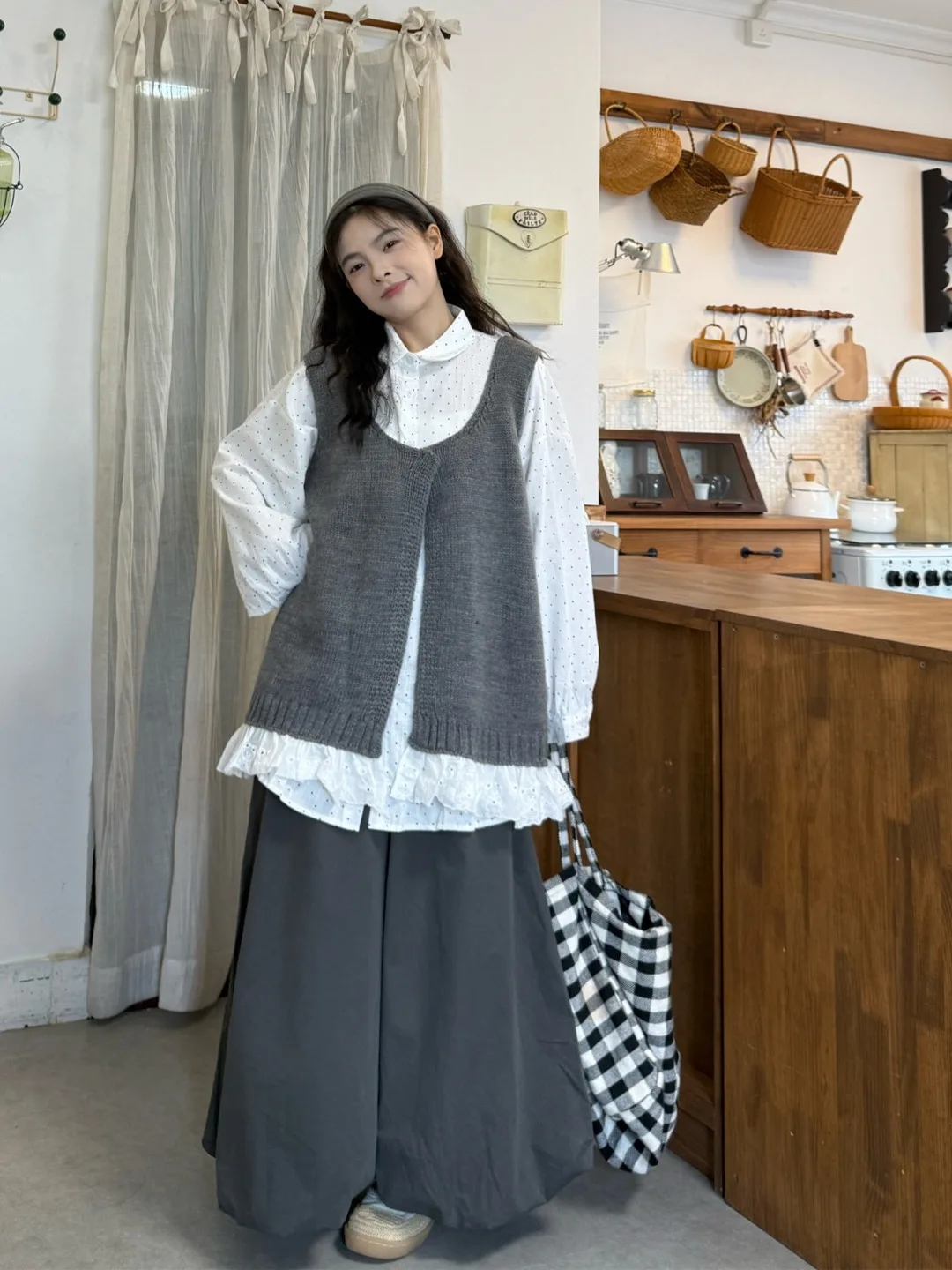 

Женский комплект больших размеров: Мягкий многослойный топ с рюшами и модные широкие брюки с высокой талией. Новинка осени.