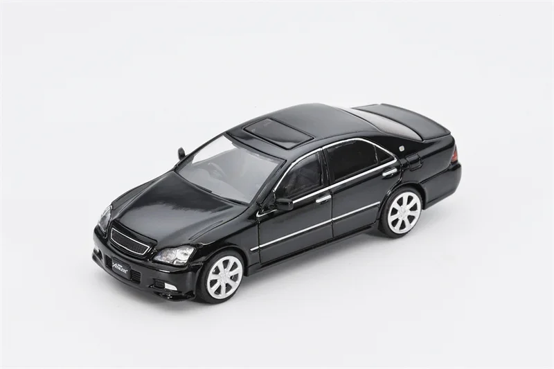 

Модель автомобиля DCT 1:64 300C SRT8 / Crown Athlete GRS184 из литого металла