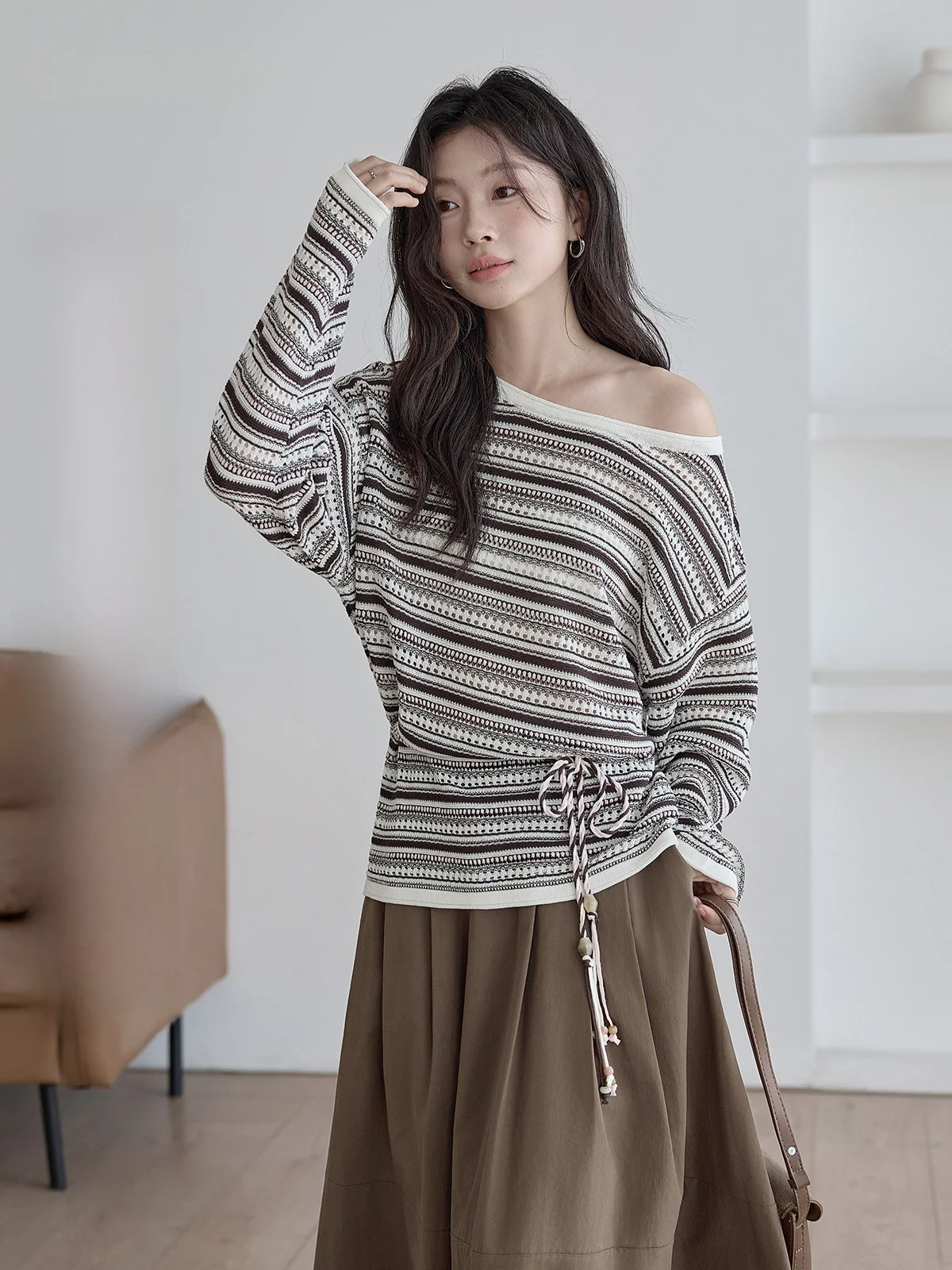 

Женская полосатая футболка с длинным рукавом, новинка весенней коллекции, с дизайном на боковых плечах, удобная, в корейском стиле, повседневный топ